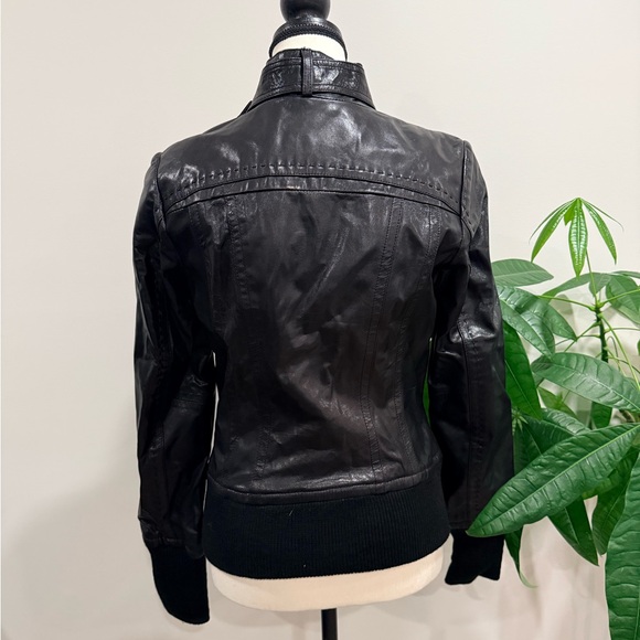 Black bomber leather jacket with t-shirt interior - Picture 7 of 16